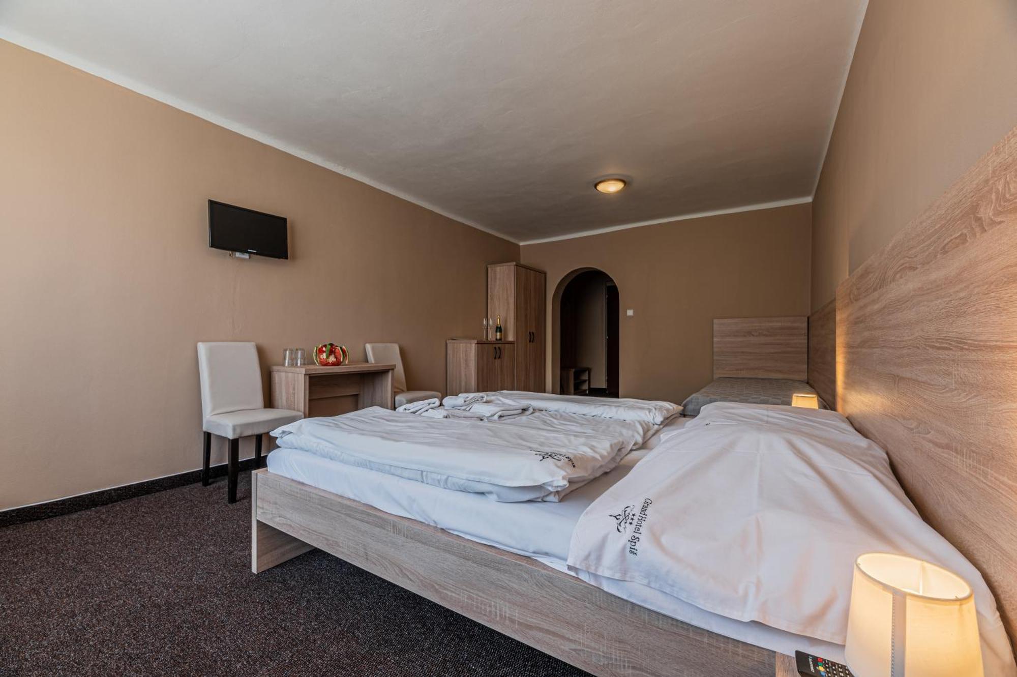 Grand Hotel Rooms Spisske Tomasovce Exterior photo