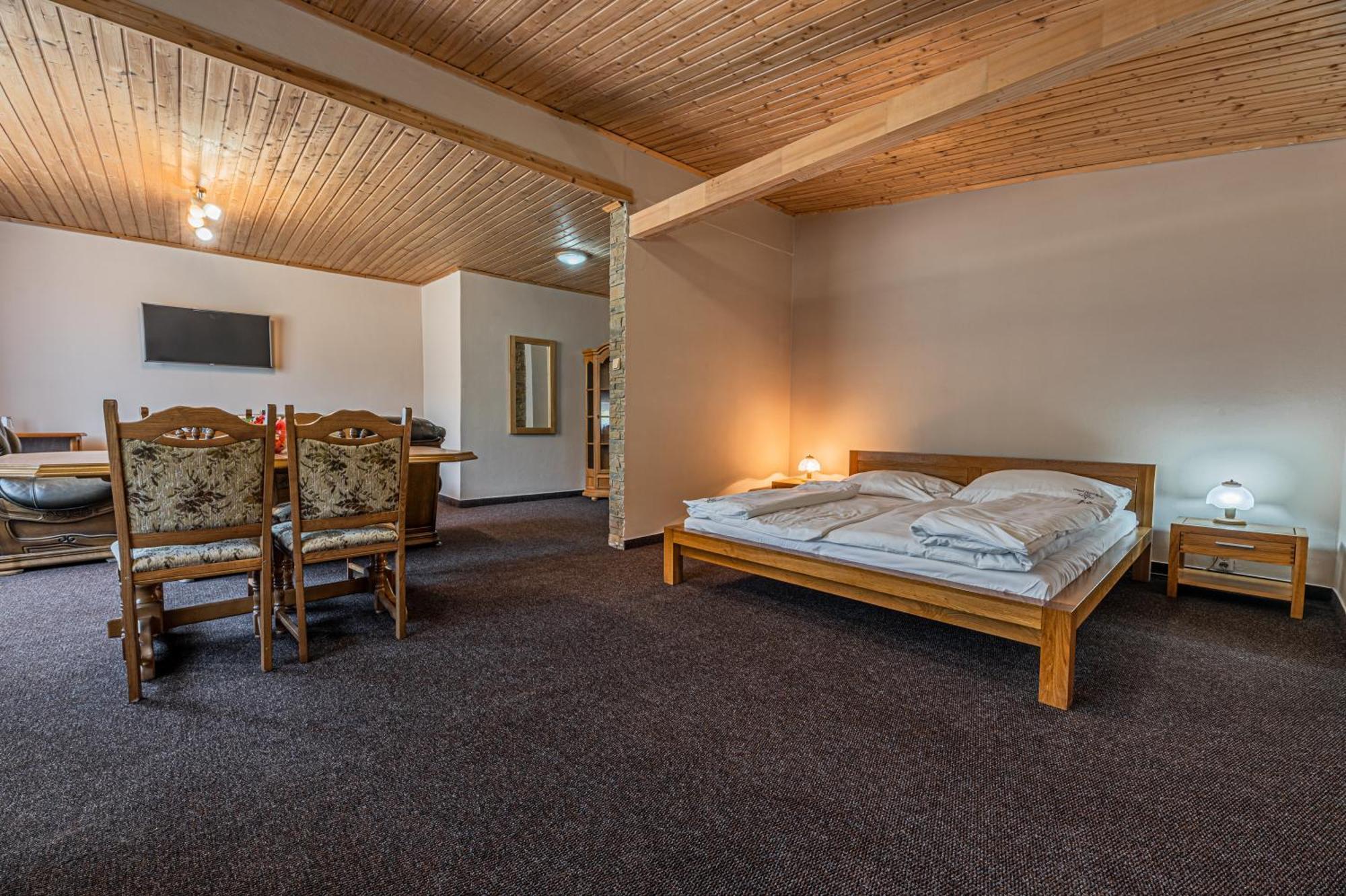 Grand Hotel Rooms Spisske Tomasovce Exterior photo